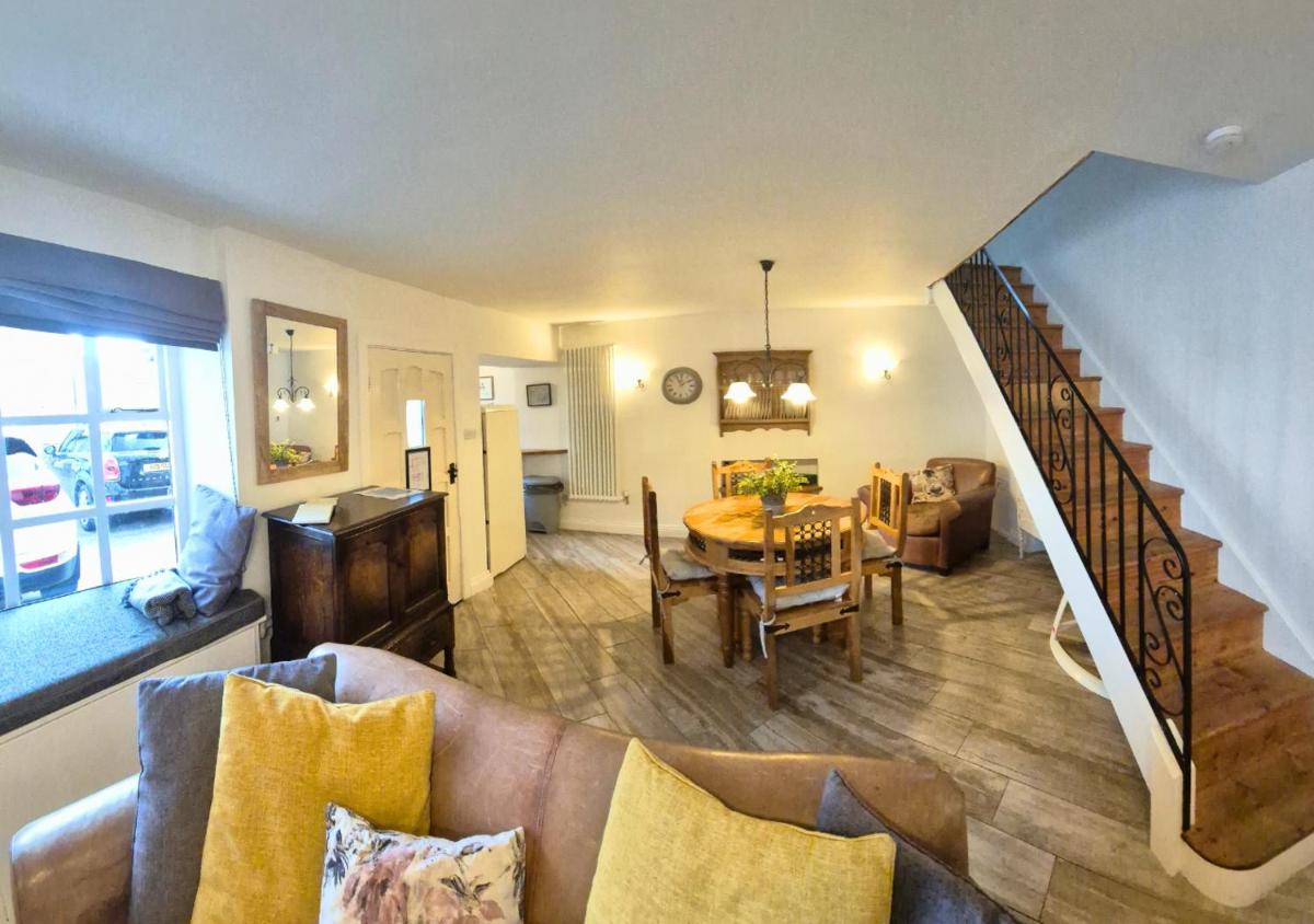Cobble View Cottage, Waddington, close to all the Wedding Venues, a cosy cottage in the heart of the village - Housity