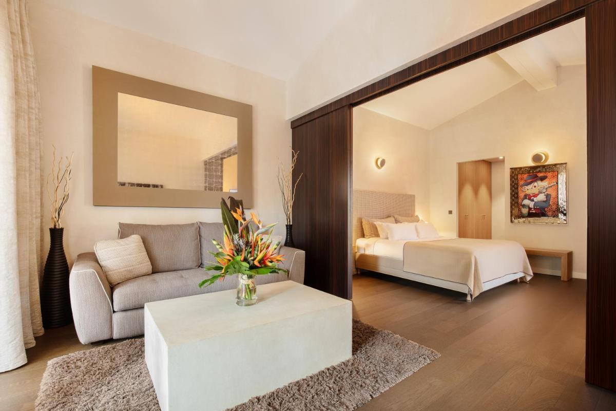 un salon avec un canapé et un lit dans l'établissement Villa Cosy, hotel & spa, à Saint-Tropez