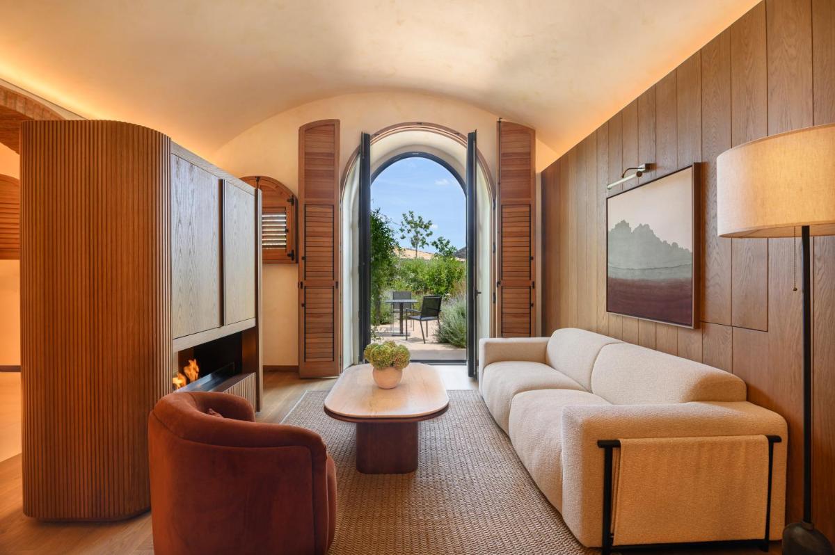 una sala de estar con un sofá y una mesa en Gran Hotel Mas d'en Bruno, en Gratallops