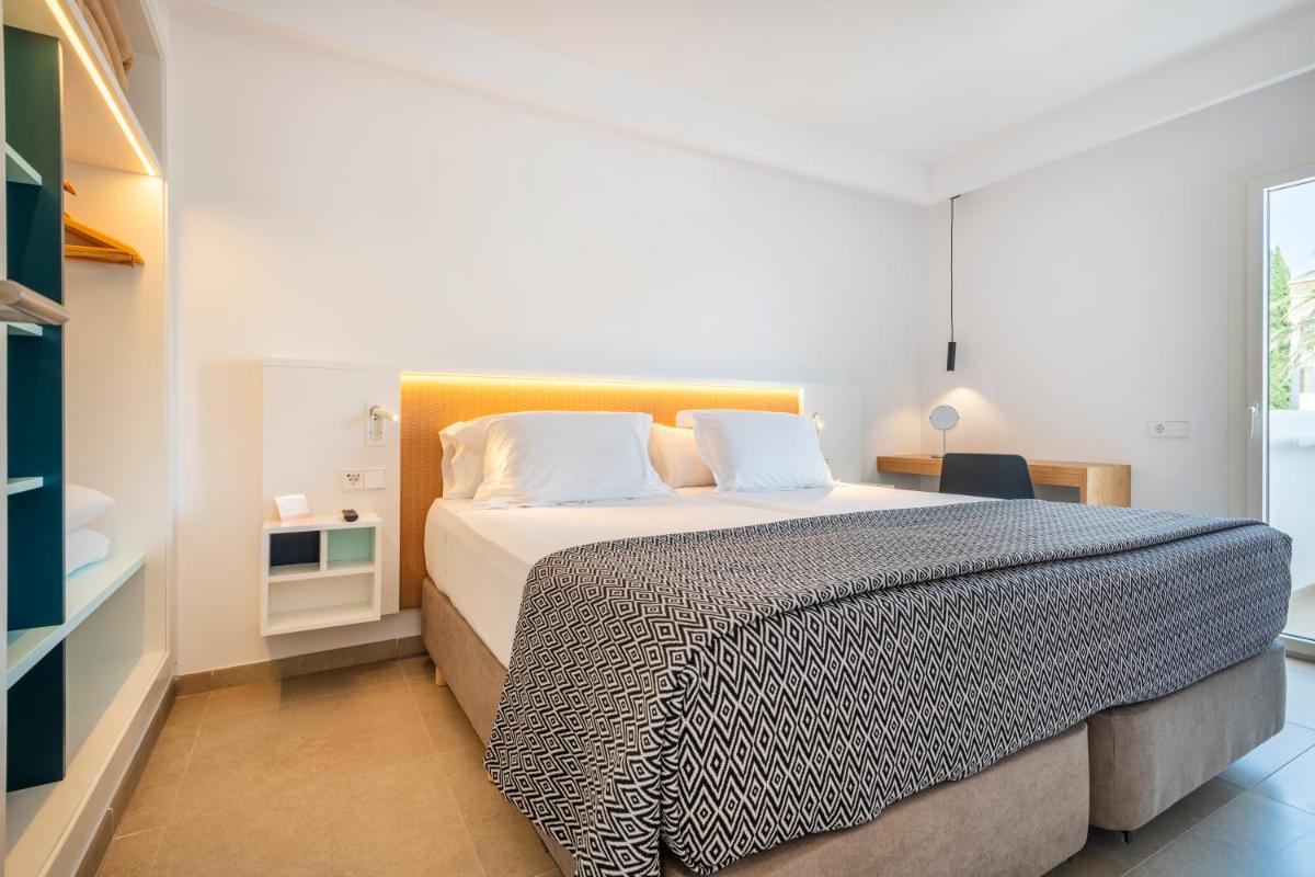Cama o camas de una habitación en Inturotel Cala Azul