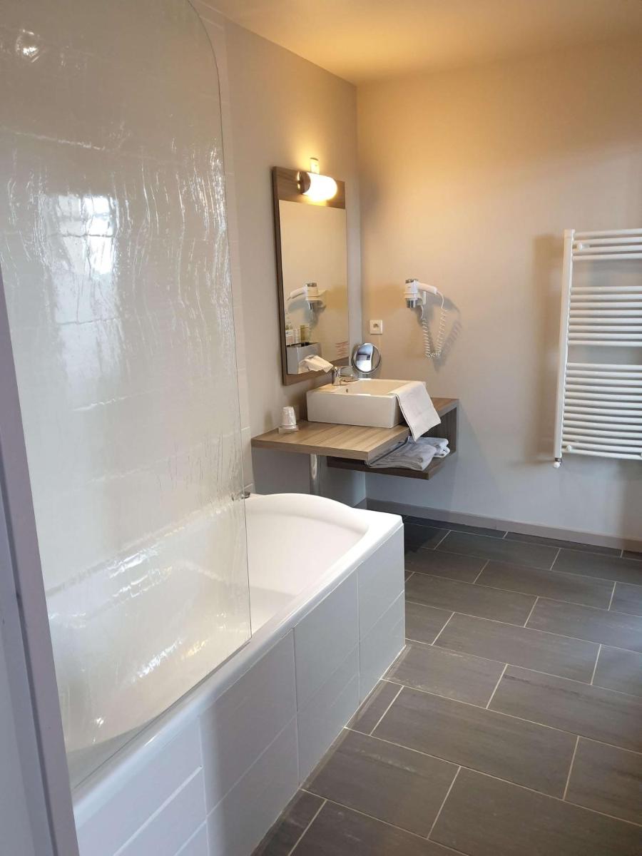 Salle de bains dans l'établissement Brit Hotel Spa Le Connetable