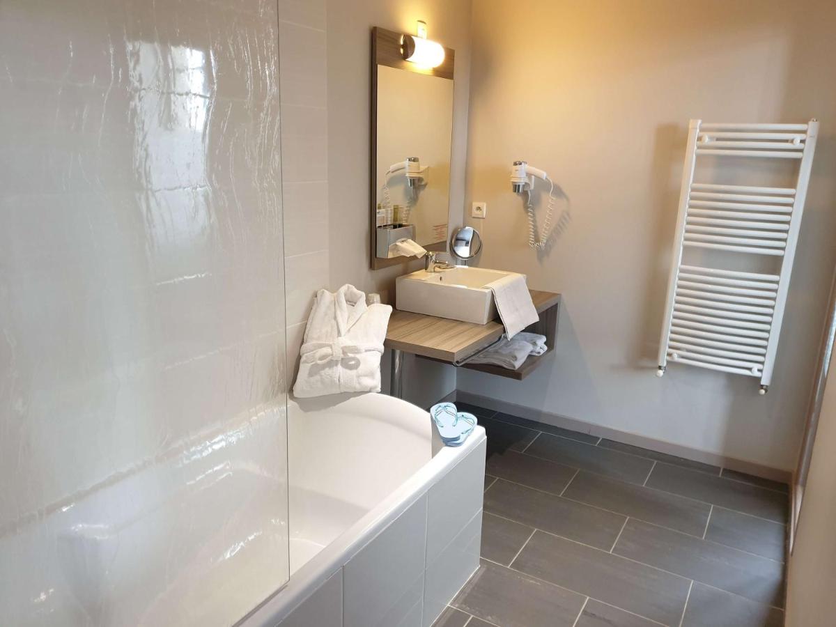 Salle de bains dans l'établissement Brit Hotel Spa Le Connetable