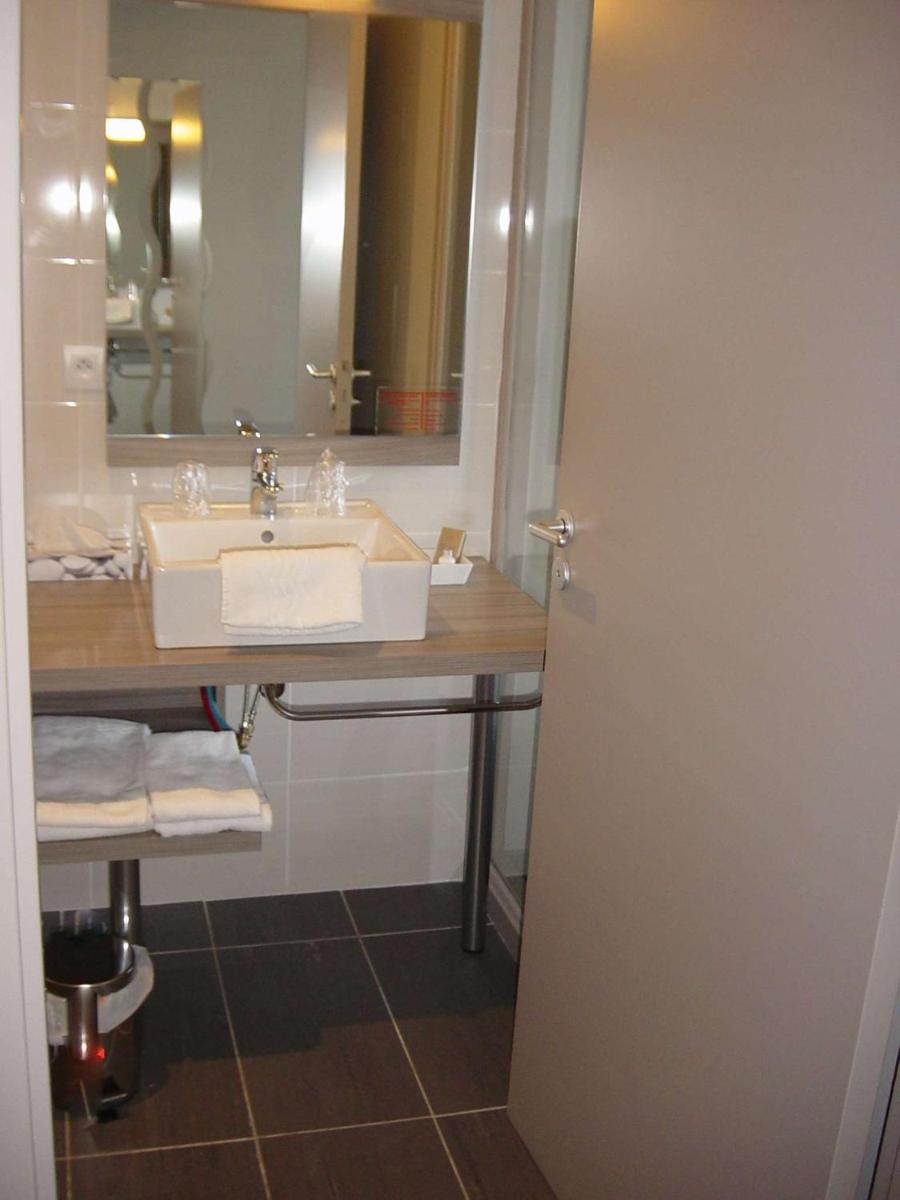 Salle de bains dans l'établissement Brit Hotel Spa Le Connetable