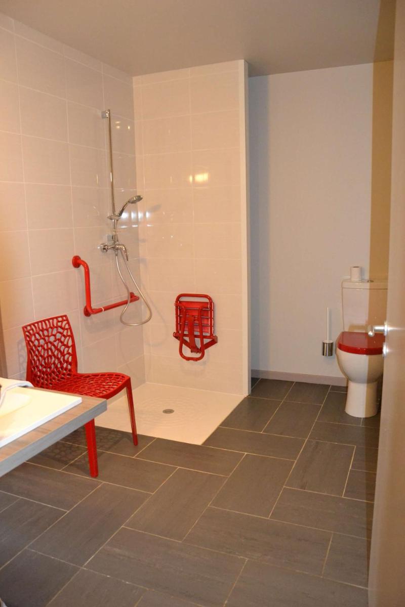 Salle de bains dans l'établissement Brit Hotel Spa Le Connetable
