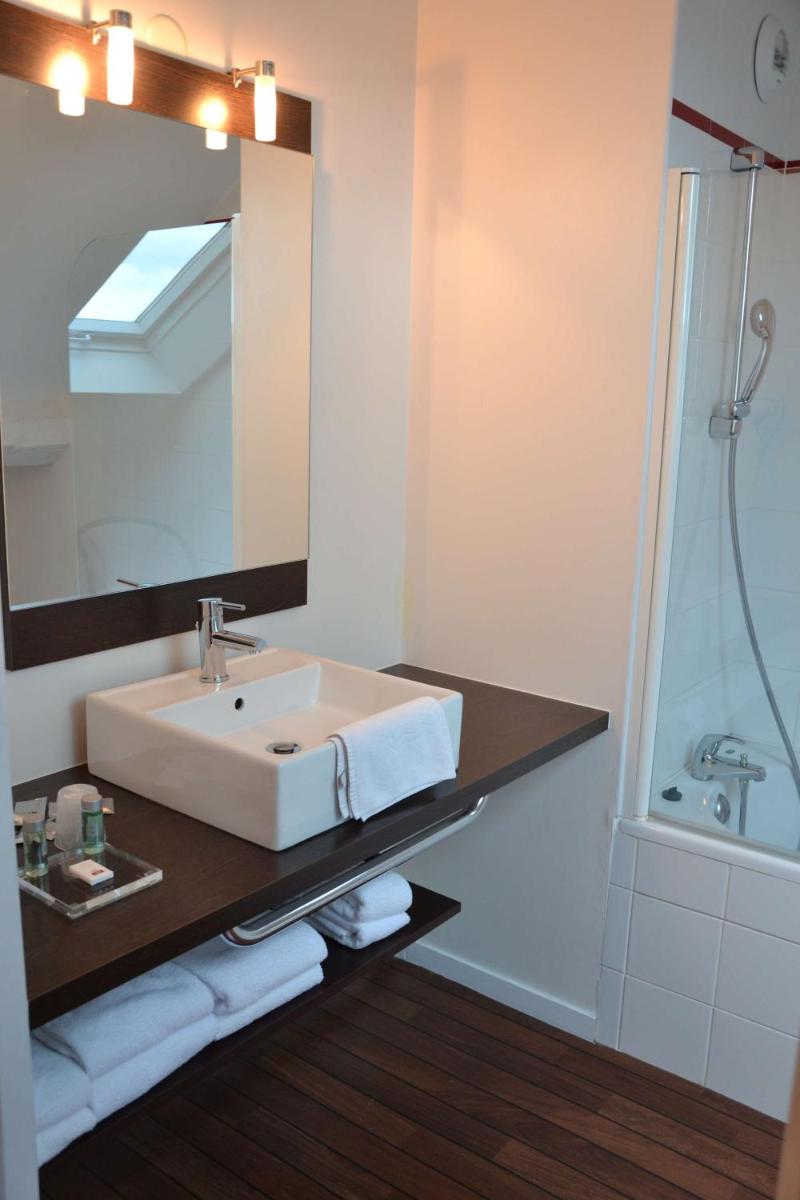 Salle de bains dans l'établissement Brit Hotel Spa Le Connetable