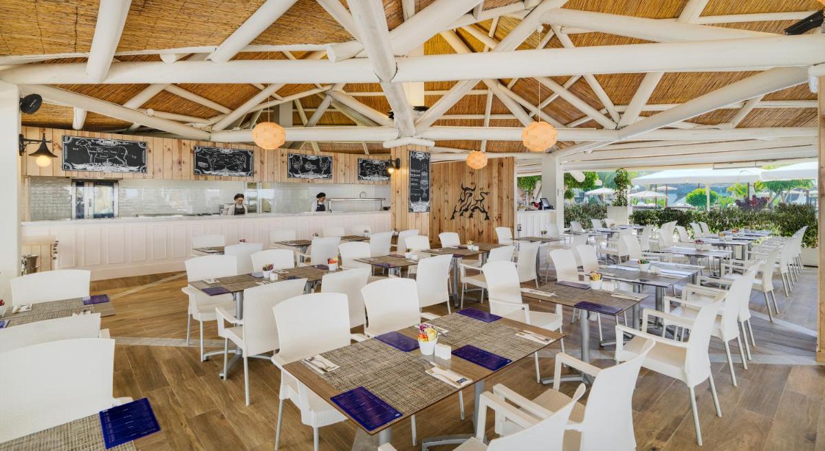 Un restaurante o sitio para comer en H10 Conquistador