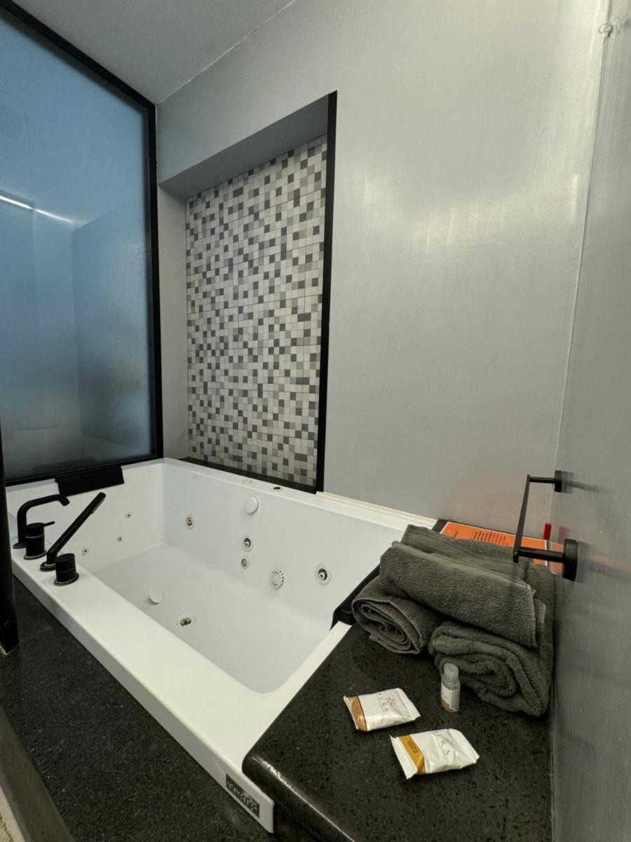 Dislocati BnB - Jacuzzi privata - Cucina - TV60