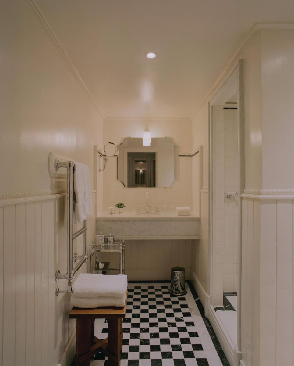 Salle de bains dans l'établissement Château Voltaire