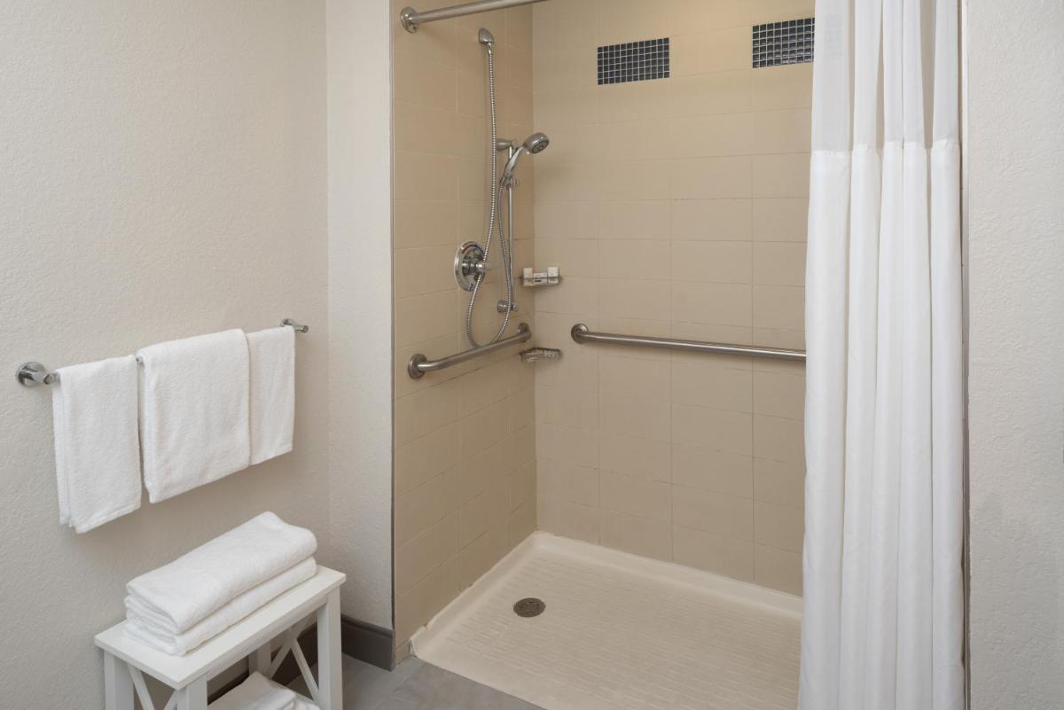 Holiday Inn Express Miami Airport-Blue Lagoon Area, an IHG Hotel - Housity