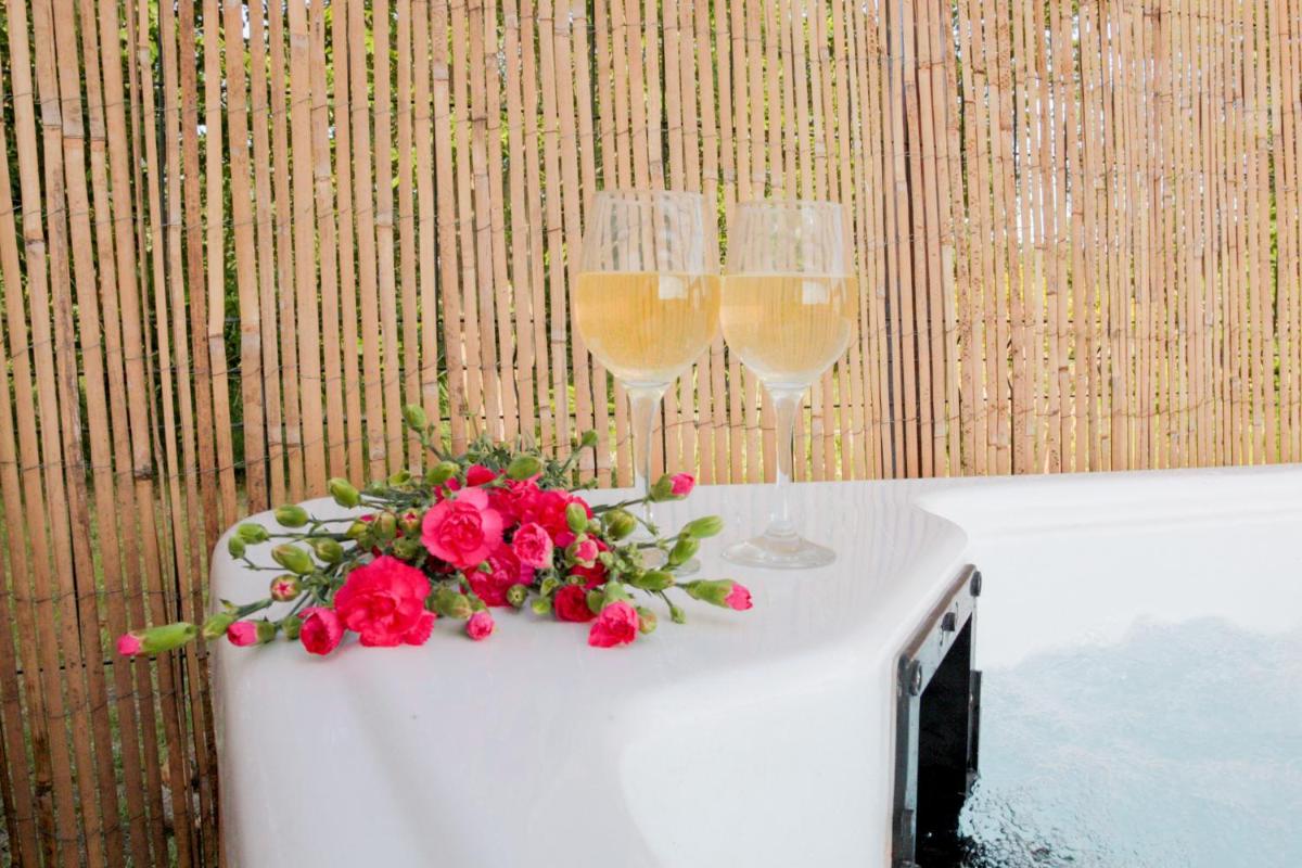 Domek z prywatnym duzym jacuzzi i sauna Przystan pod niebem - Housity