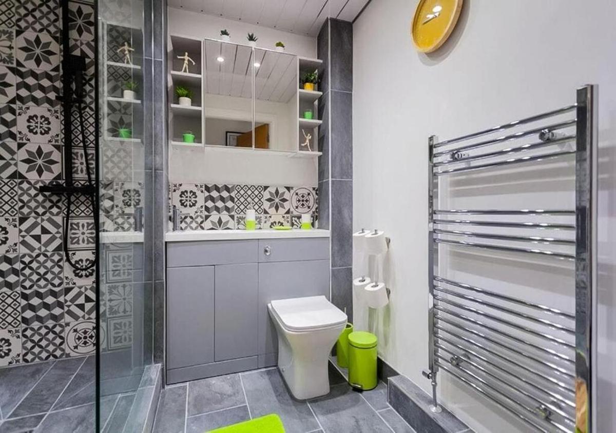 Funky City Apartment - Secure Parking - WiFi - Sleeps 6 - No Parties - Housity