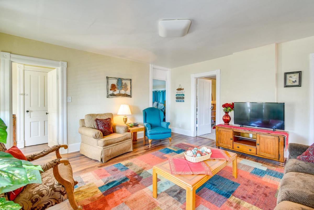 Lake Michigan Vacation Rental 1 Block to Marina! - Housity