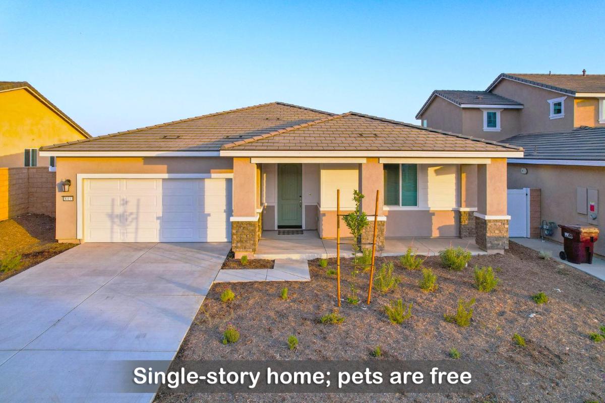 Mountain Edge 4-Bedroom Brand New House, Garage, Ranch-Style, Gated Yard - Housity