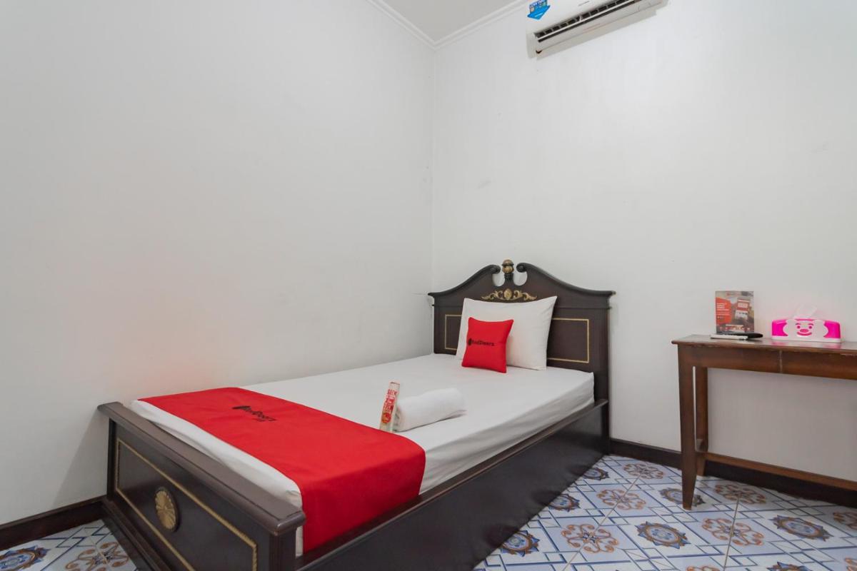 RedDoorz Syariah @ Kolonial Guest House - Housity