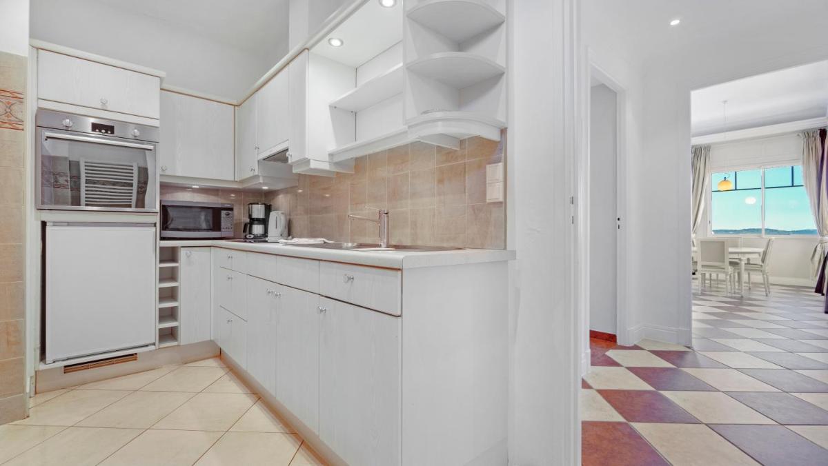 Cuisine ou kitchenette dans l'établissement Résidence les Tourelles