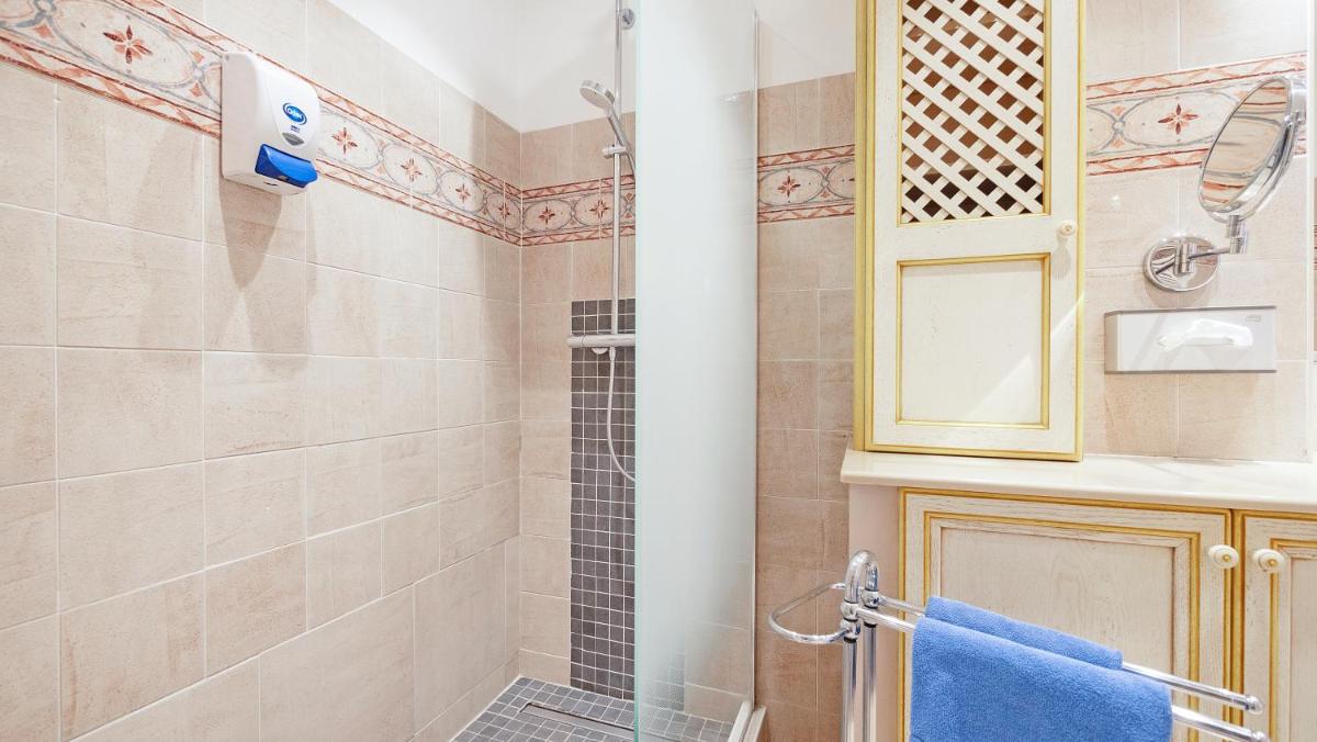 Salle de bains dans l'établissement Résidence les Tourelles