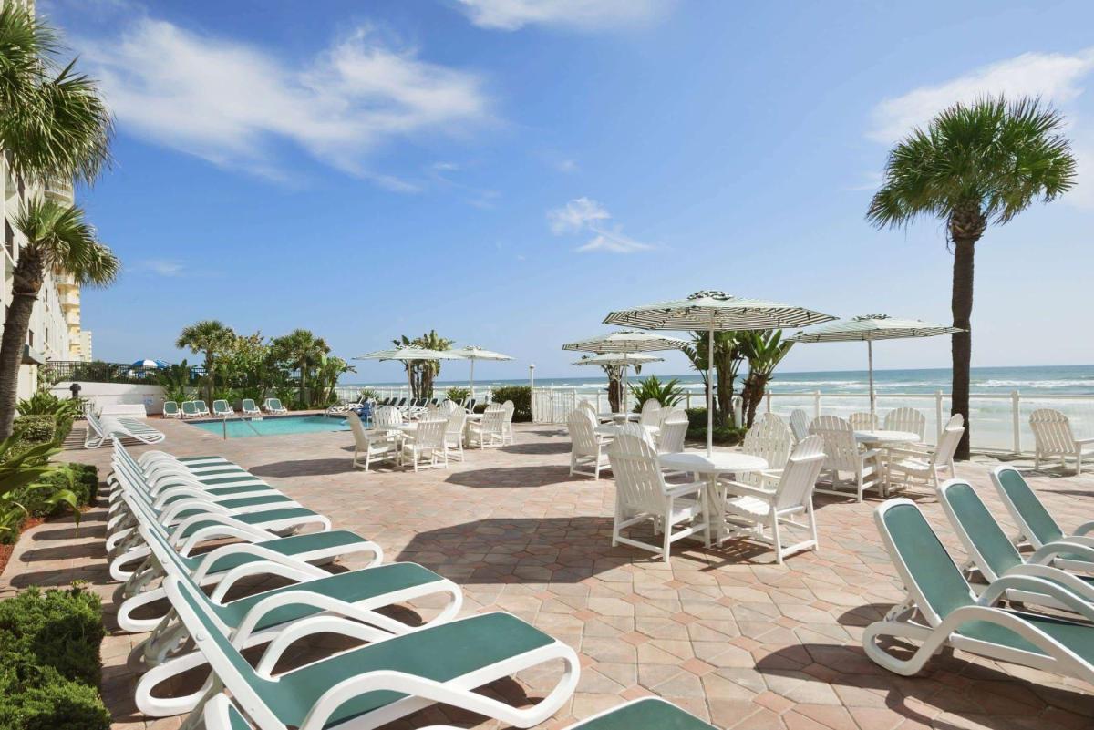 Days Inn by Wyndham Daytona Oceanfront - Housity