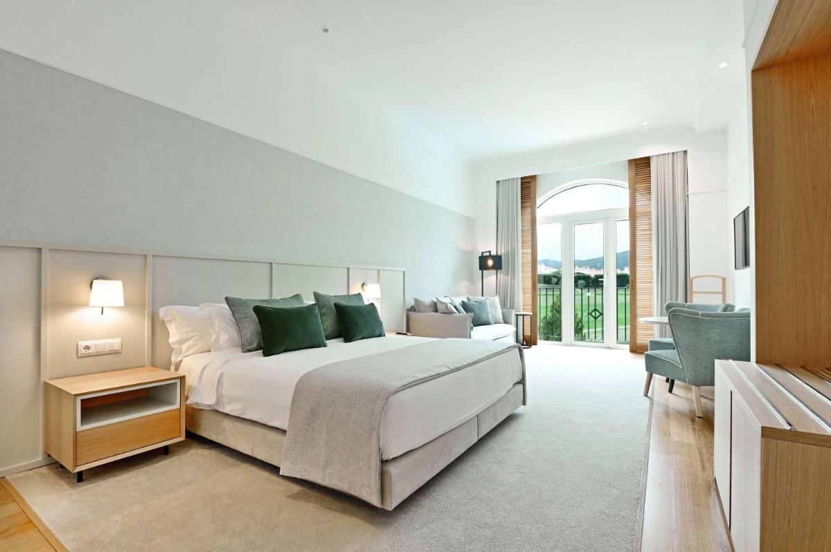 Uma cama ou camas num quarto em Dolce CampoReal Lisboa