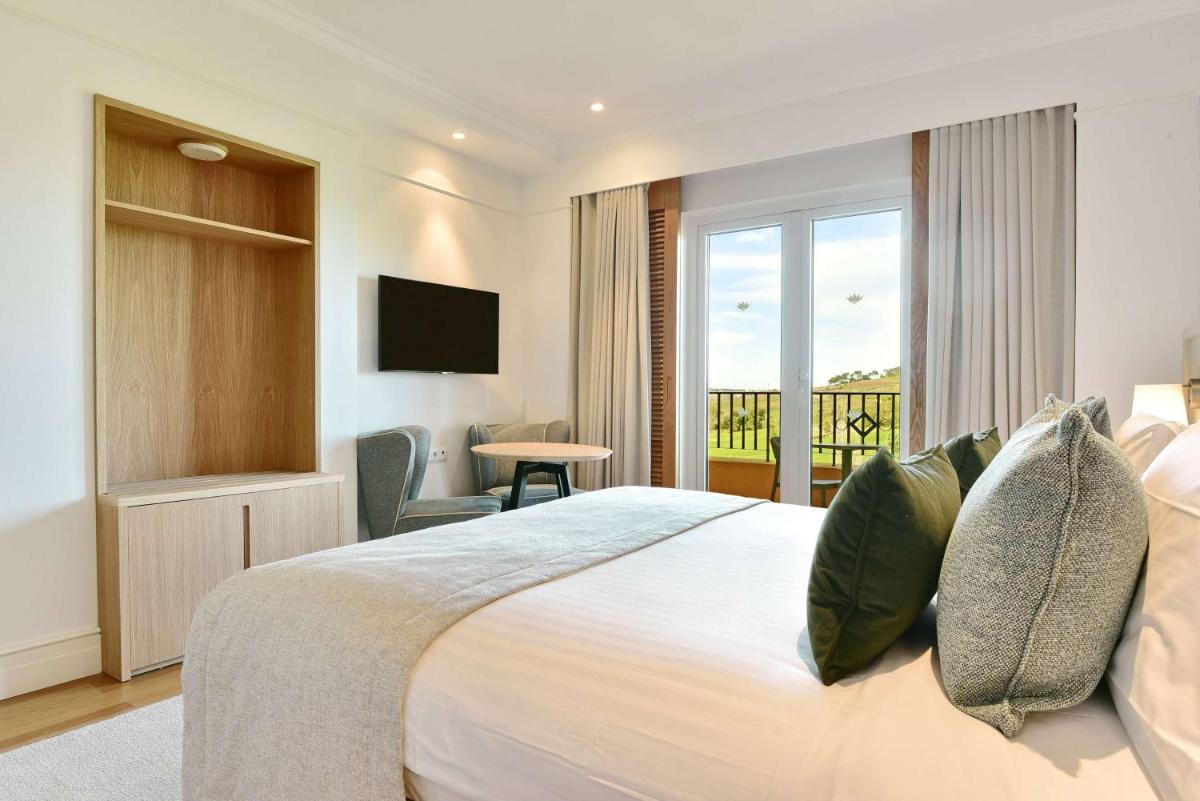 Uma cama ou camas num quarto em Dolce CampoReal Lisboa