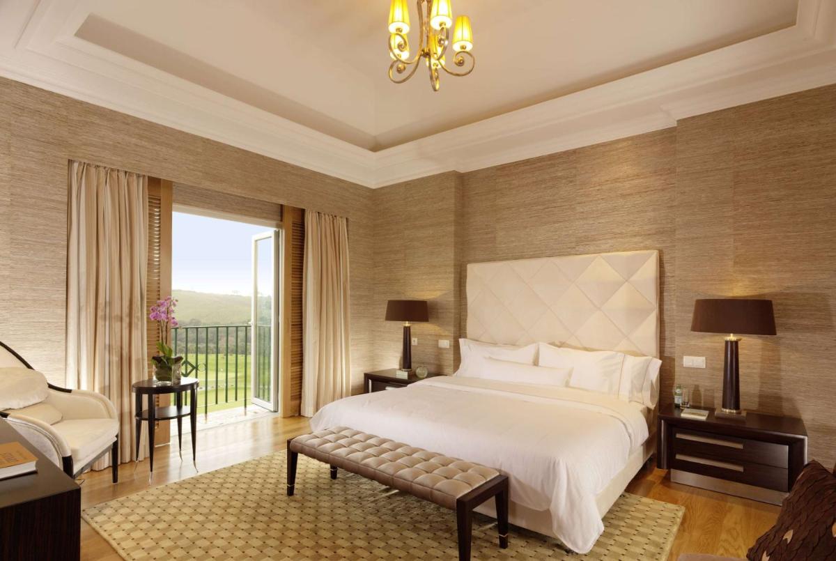 Uma cama ou camas num quarto em Dolce CampoReal Lisboa