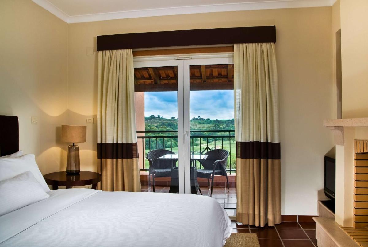 Uma cama ou camas num quarto em Dolce CampoReal Lisboa