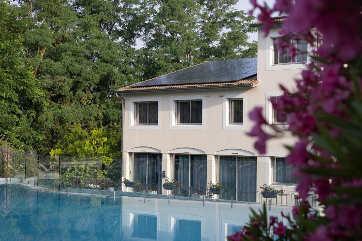 Piscine de l'établissement Logis Hotel Restaurant SPA Les Oliviers ou située à proximité