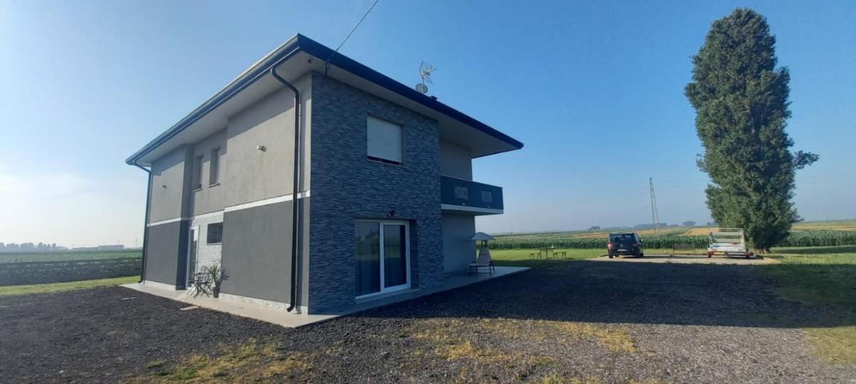 La Famiglia Doppia - Housity