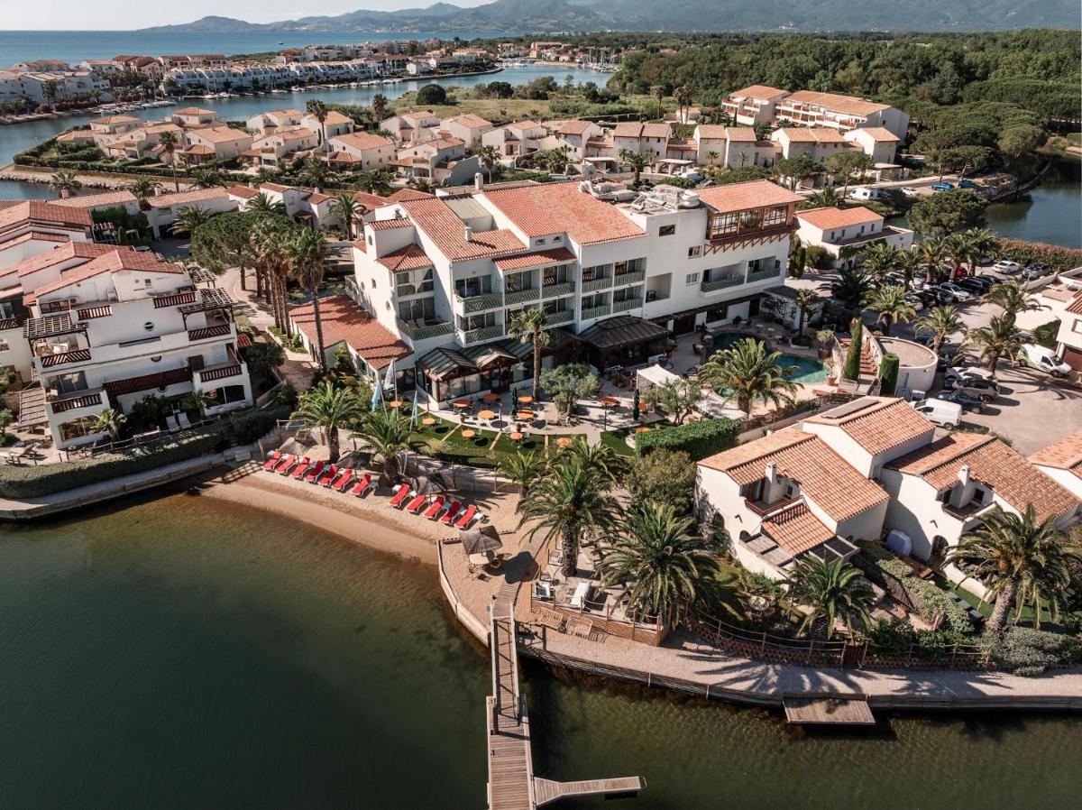 une vue aérienne d'un complexe hôtelier au bord de l'eau dans l'établissement Relais et Châteaux Thalasso & Spa Ile de la Lagune, à Saint-Cyprien