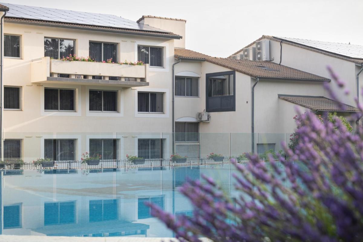 Piscine de l'établissement Logis Hotel Restaurant SPA Les Oliviers ou située à proximité