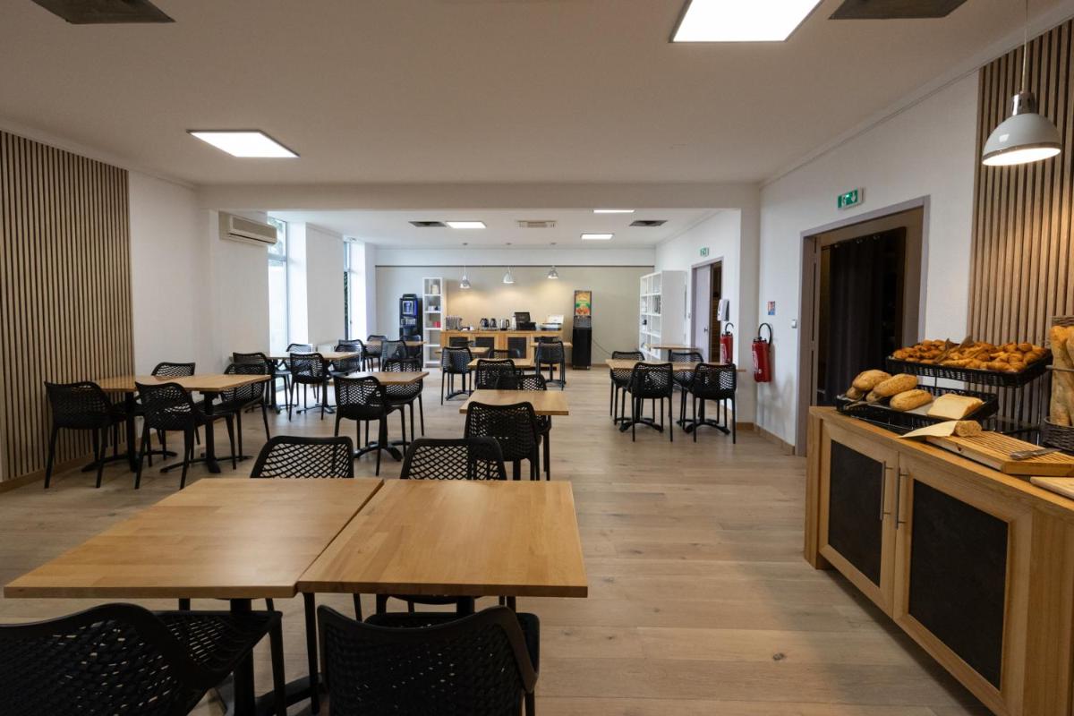 Restaurant ou autre lieu de restauration dans l'établissement Logis Hotel Restaurant SPA Les Oliviers
