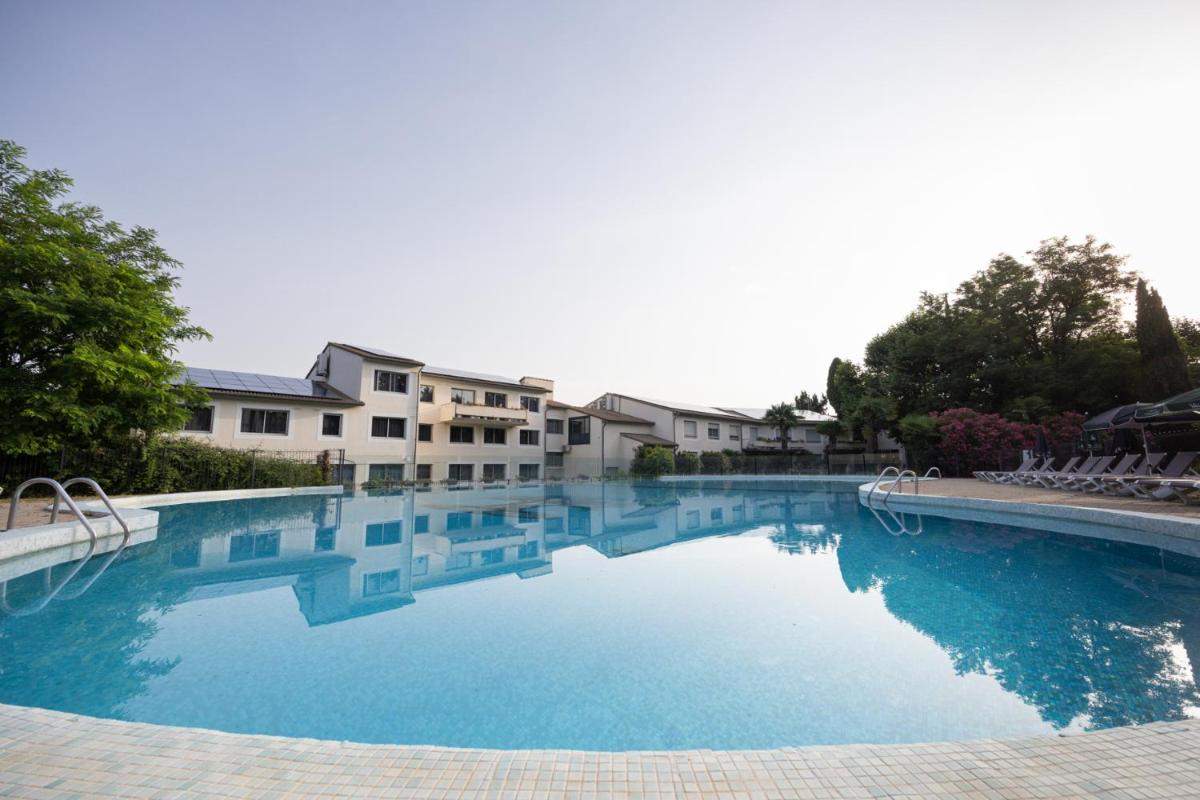 Piscine de l'établissement Logis Hotel Restaurant SPA Les Oliviers ou située à proximité