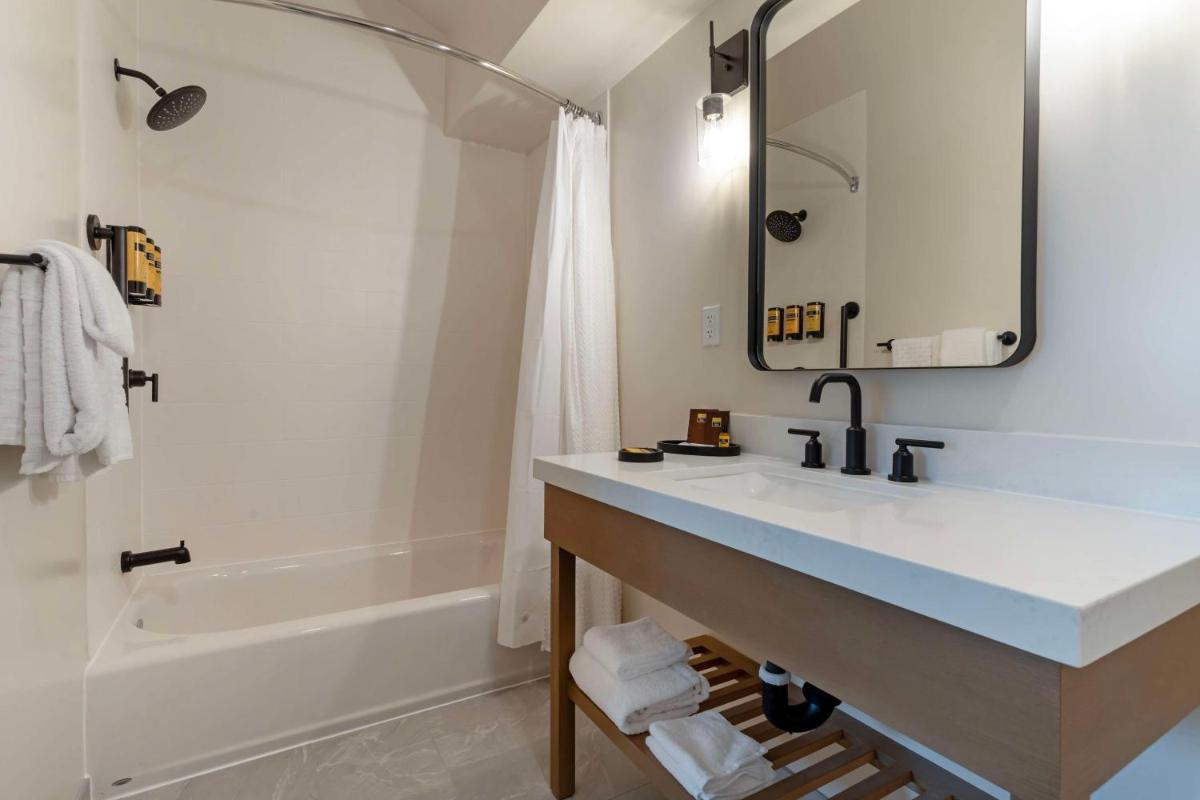 Best Western Plus Inn at the Vines - Housity