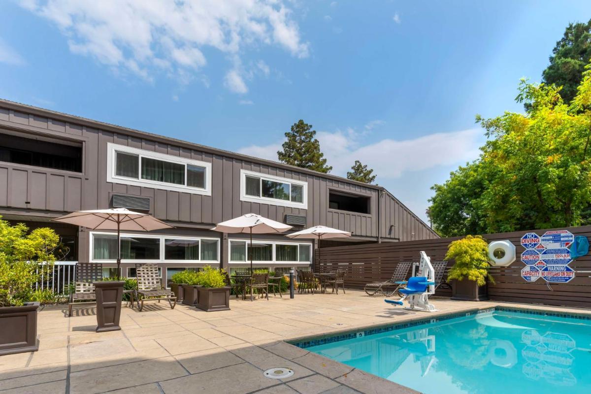 Best Western Plus Inn at the Vines - Housity