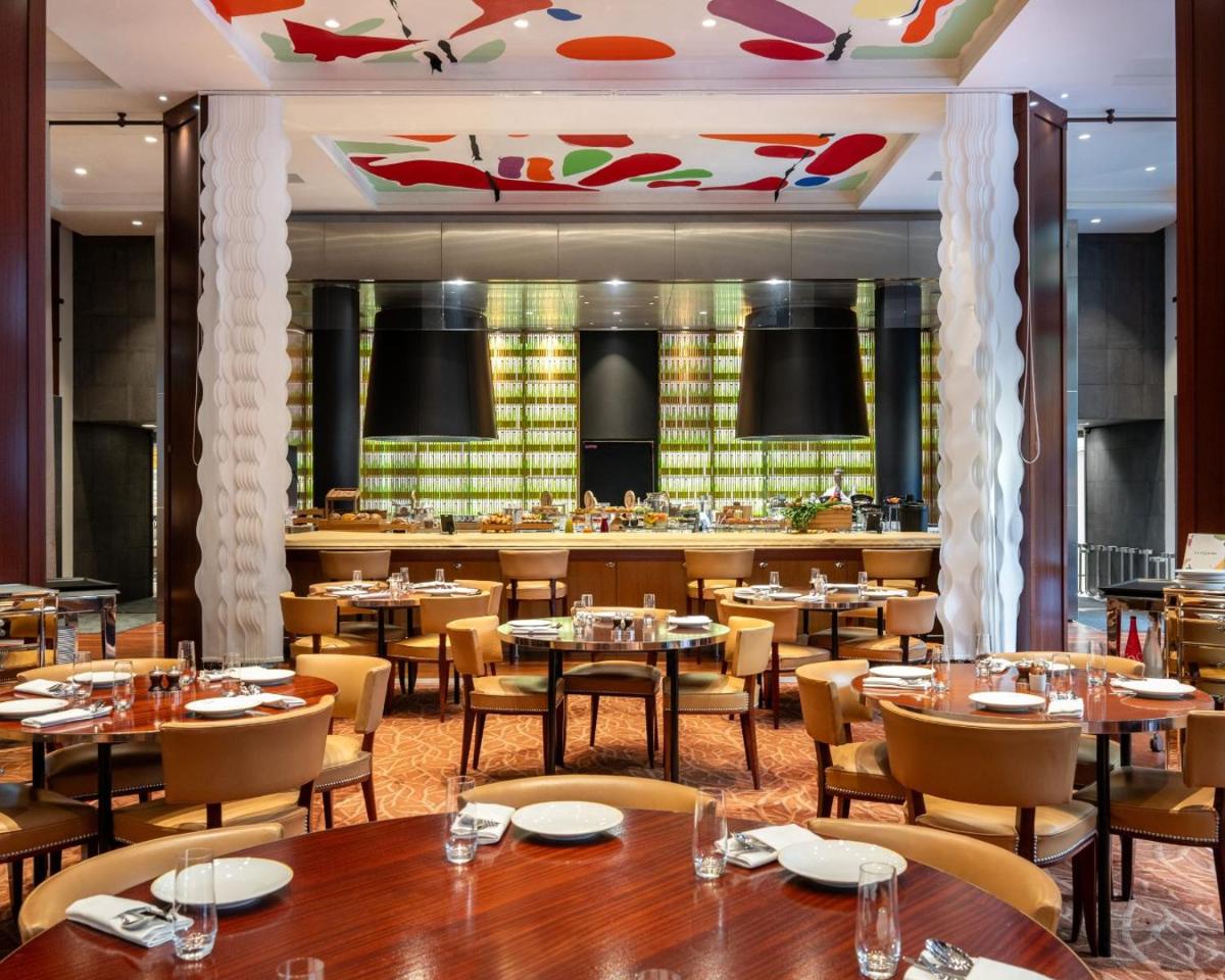 Restaurant ou autre lieu de restauration dans l'établissement Hôtel Le Royal Monceau Raffles Paris