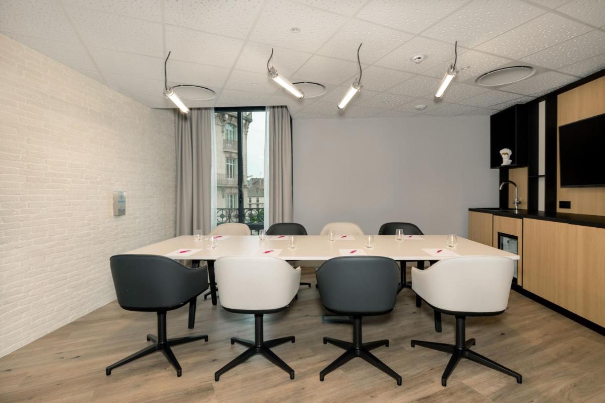 Espace de conférence ou salle de réunion dans l'établissement Aloft Dijon