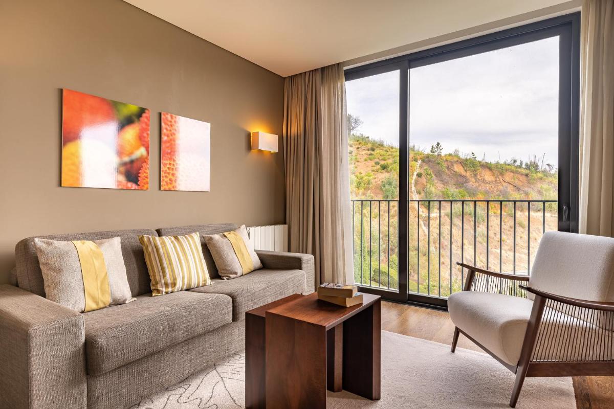 Uma área de estar em Monchique Resort & Spa