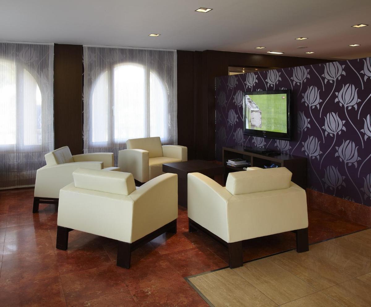 Una televisión o centro de entretenimiento en Blanco Hotel Spa