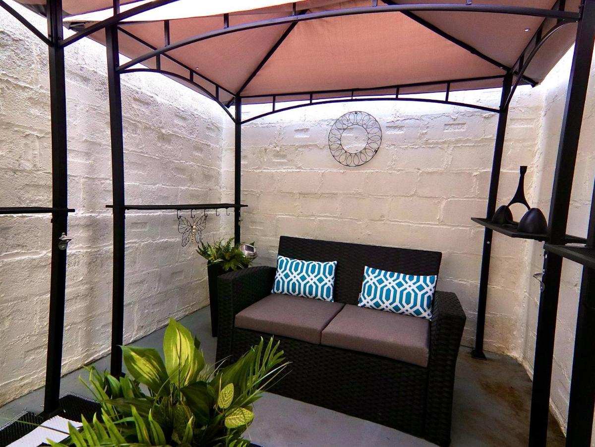 Hugh's and Nora's Place to stay - Housity