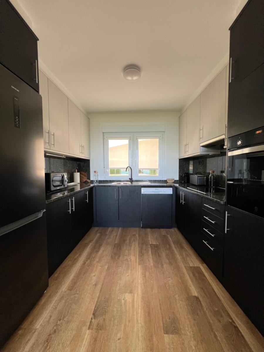 Una cocina o zona de cocina en Porto Cabana by Miramar Stays