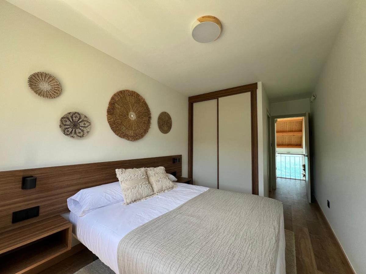 Un dormitorio con una cama blanca con dos almohadas encima. en Porto Cabana by Miramar Stays, en Cabana de Bergantiños