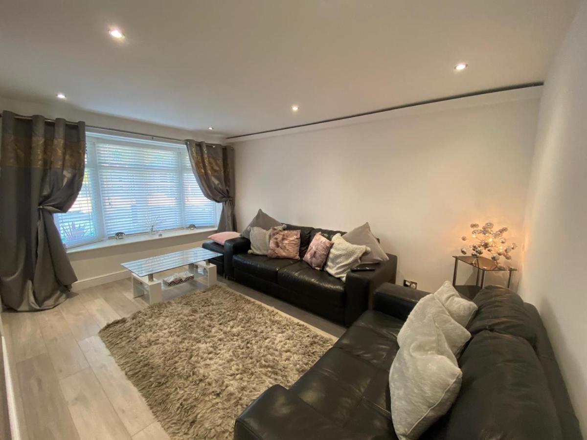 Prestatyn 2-Bed Bungalow Sleeps 5 with Hot Tub - Housity