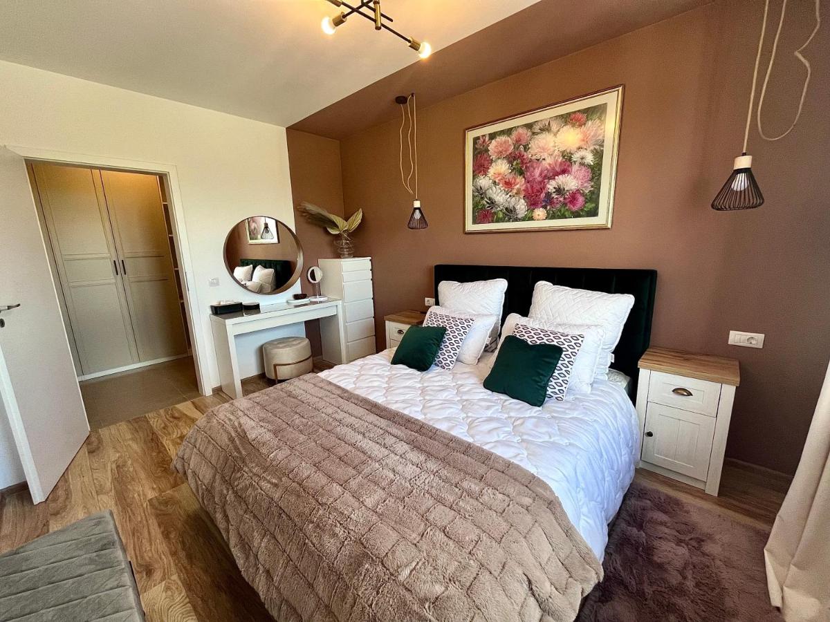 FLH - Best View Elegance with Balcony & Free Parking - Housity