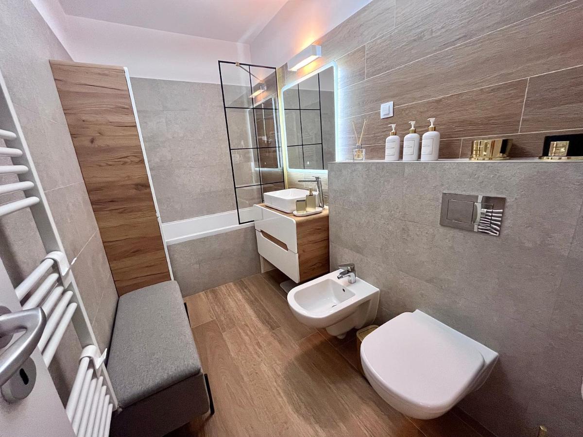 FLH - Best View Elegance with Balcony & Free Parking - Housity