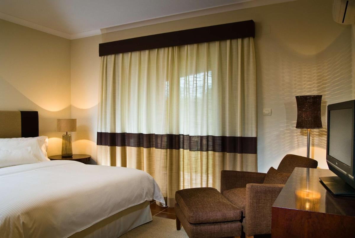 Uma cama ou camas num quarto em Dolce CampoReal Lisboa