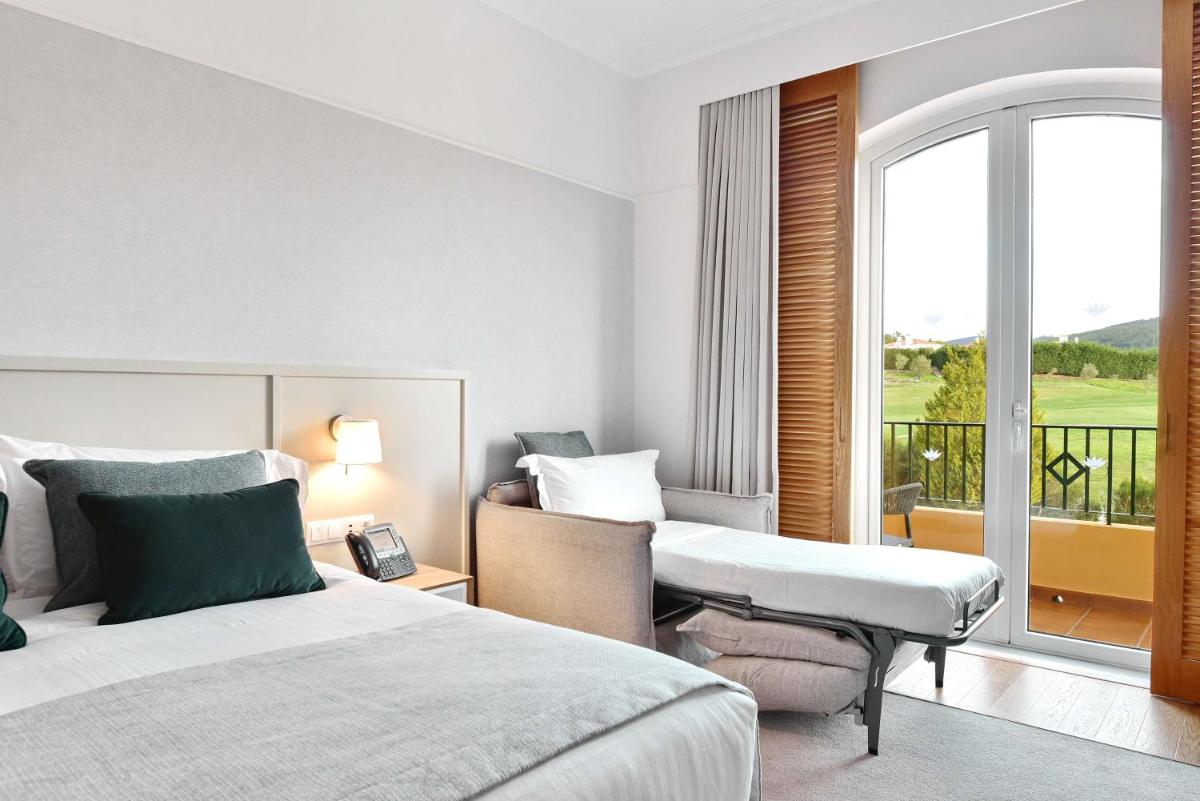 Uma cama ou camas num quarto em Dolce CampoReal Lisboa