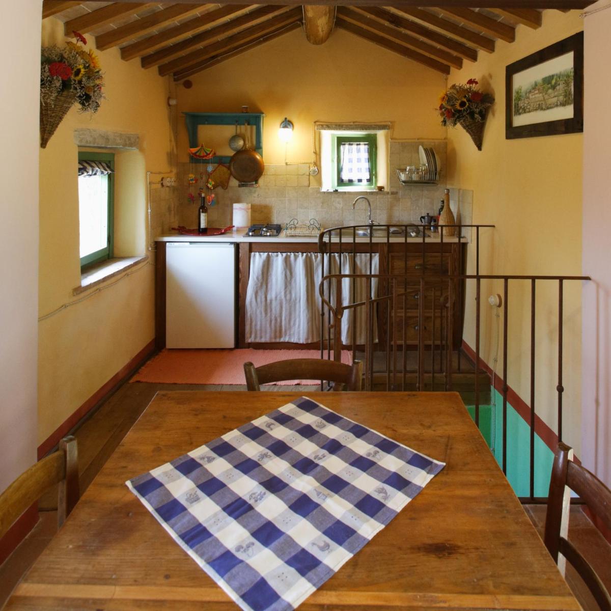 Charming house in Brancialino with shared pool - Housity