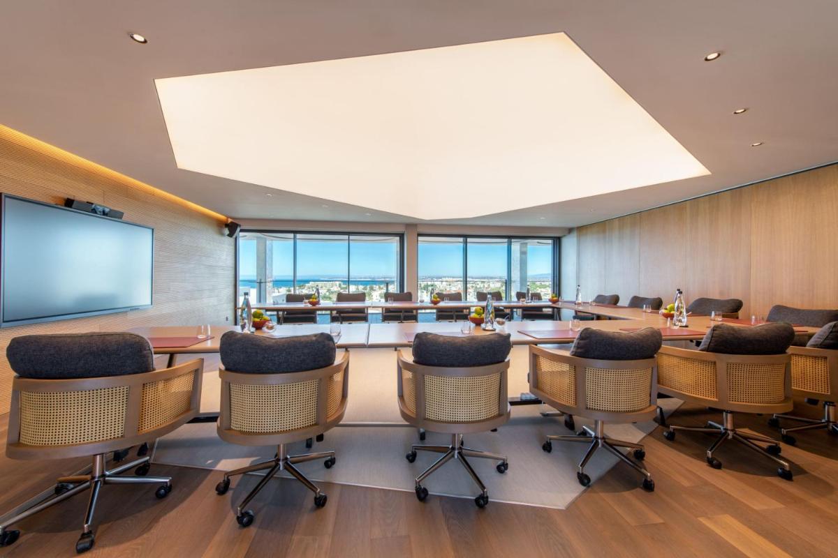 A área empresarial e/ ou a sala de conferências de W Residences Algarve