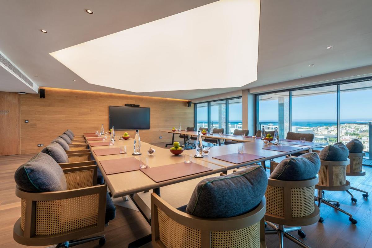 A área empresarial e/ ou a sala de conferências de W Residences Algarve