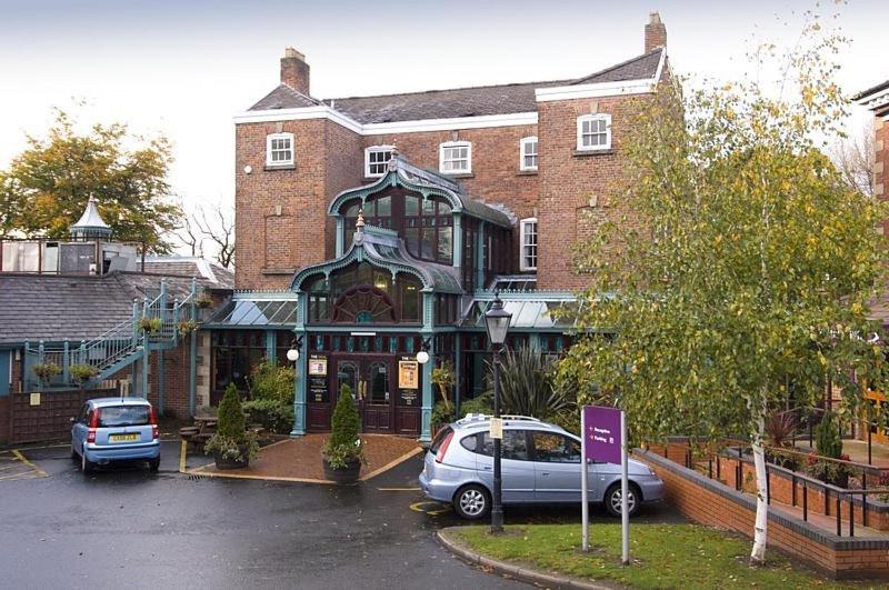 Premier Inn Stockport Central - Housity