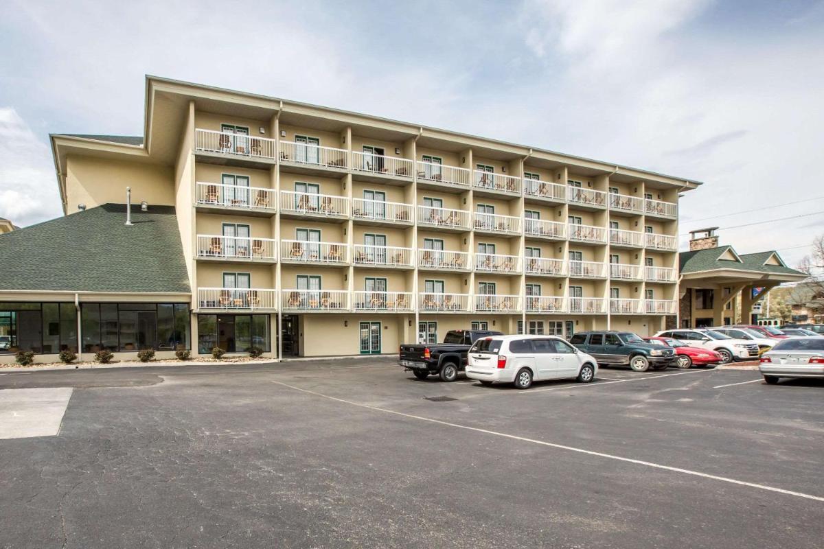 Comfort Inn & Suites at Dollywood Lane - Housity